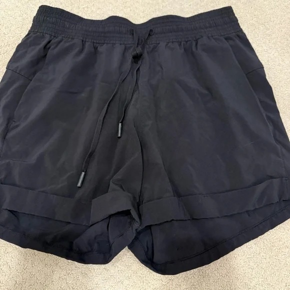 Lululemon "On the Fly" shorts in black - Picture 2 of 4